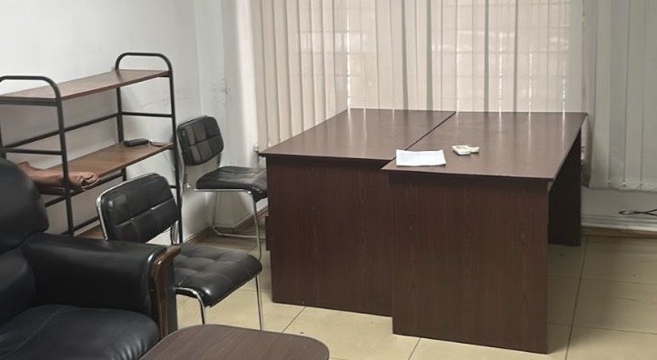 Офисные столы 2 шт, и другое