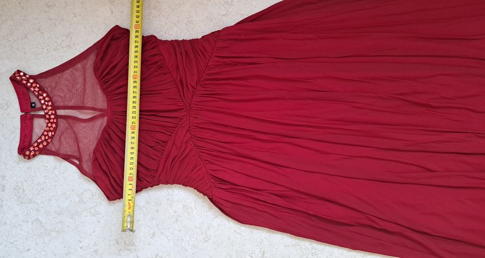 Елегантна рокля в червено М размер