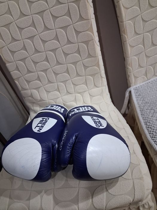 Продам боксерски перчатки 10 размер для юноши
