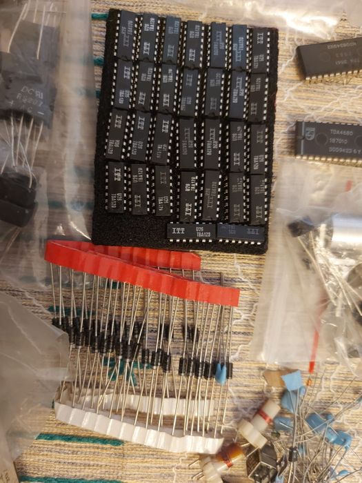 Osciloscop Universal E 0102  0-10MHz și tot felul de piese electronice