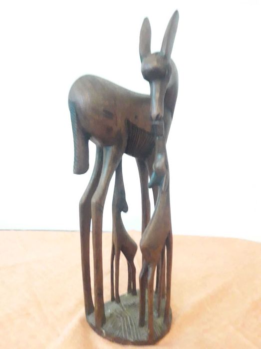 Statuie din lemn sculptat cu trei piese