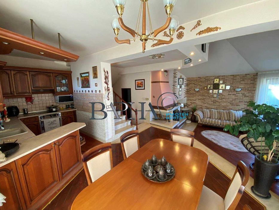 Обзаведена триетажна къща във Виница