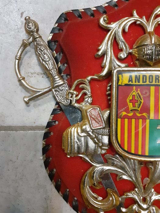 Стар герб за декорация,нож,кинжал,кама,шпага