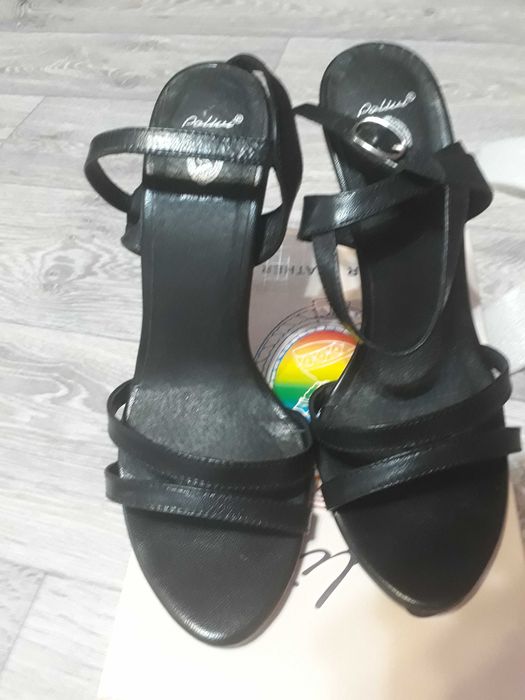 Босоножки на шпильке