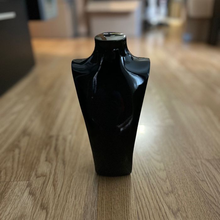 Стойка за бижута черен гланц