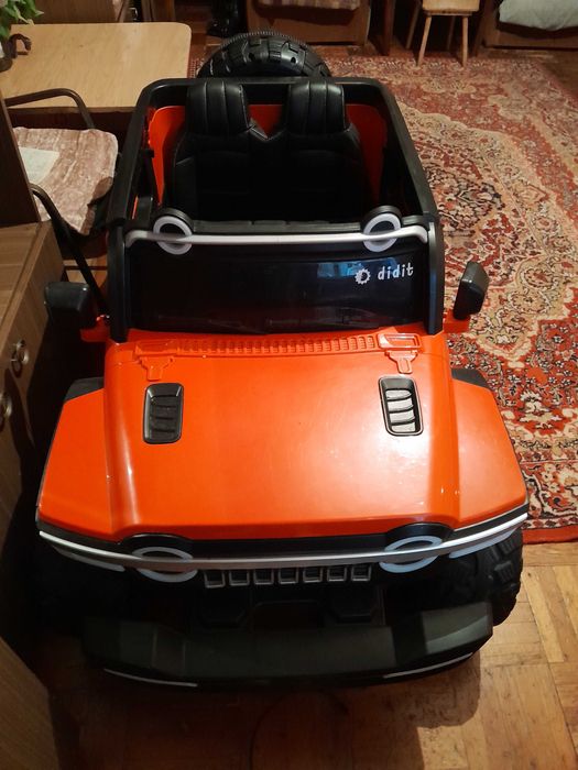 Детская машина на пульте управления