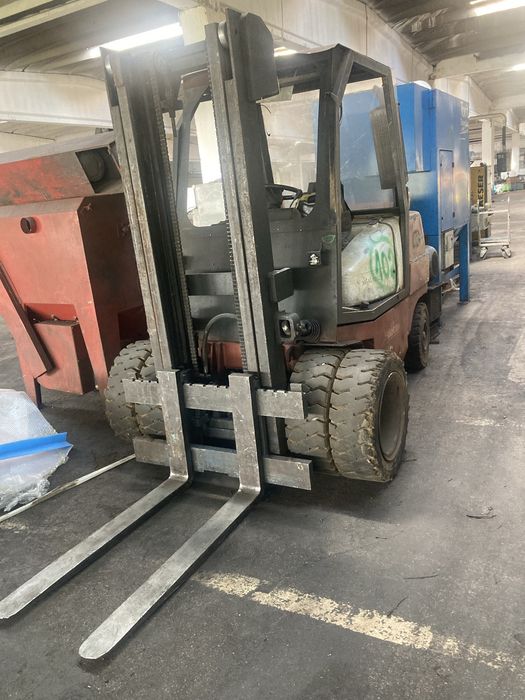 Vand la pachet trei stivuitoare