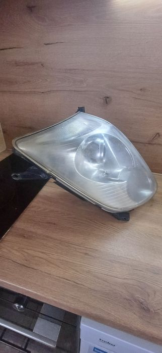 Ляв фар за Тойота Авенсис 2004г