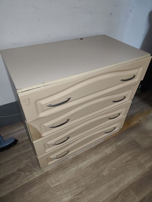 Отдам даром комод и банки