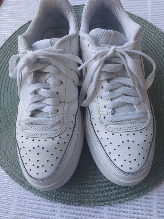 Сникърси на NIKE,номер 38,обувани няколко пъти,без забележки