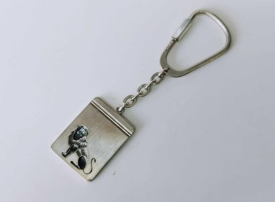 Vechi breloc alpaca , placat cu argint ,  zodia leu