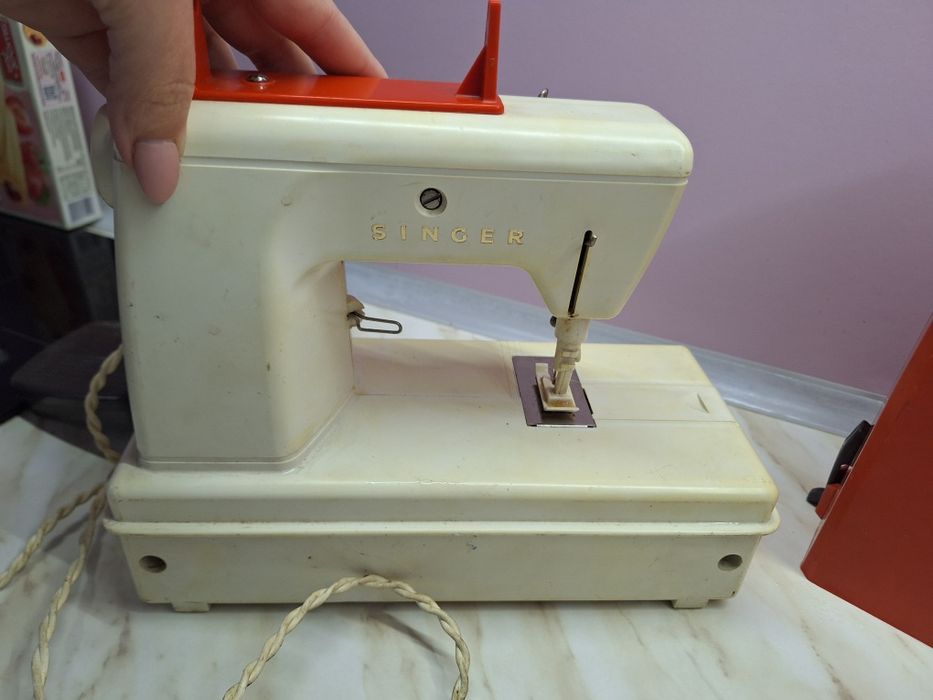 Стара детска мини шевна машина