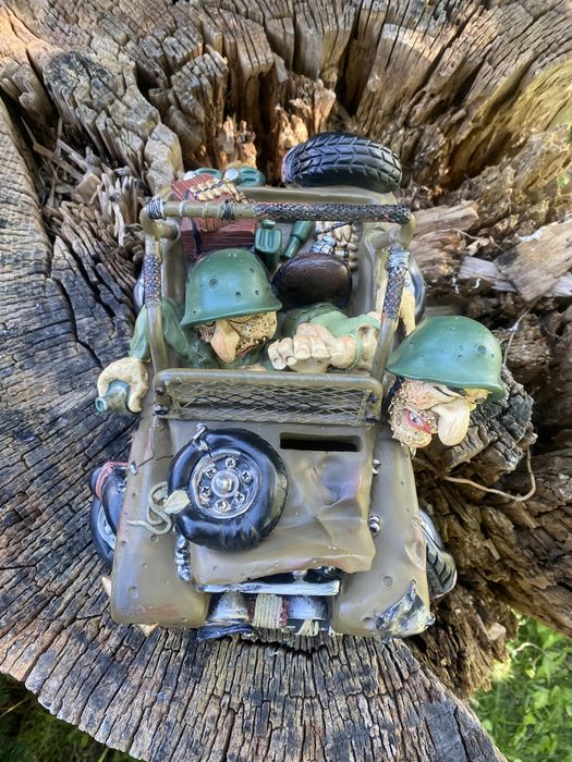 Военен джип касичка