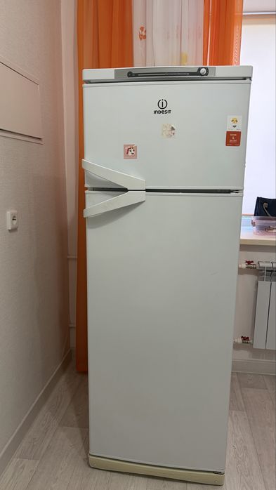 Продам двухкамерный холодильник Indesit