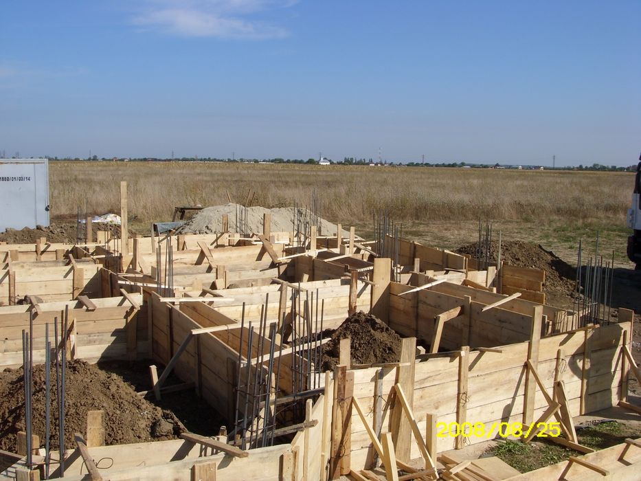 Casa la rosu in Tartasesti