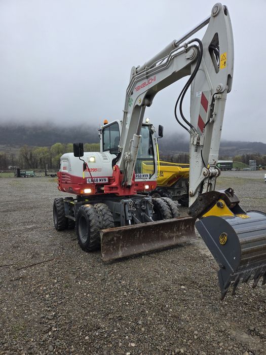 Inchiriez utilajul excavator cu roți,  cilindru Hamm 15 t