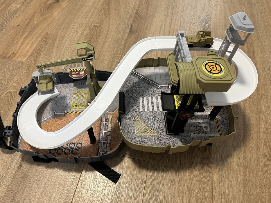 Писти, гаражи Hot Wheels и други