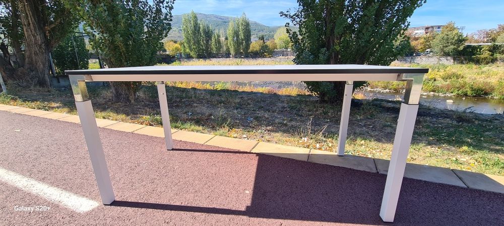 Бюро steelcase с регулиращи крака за дома и офиса оборудване