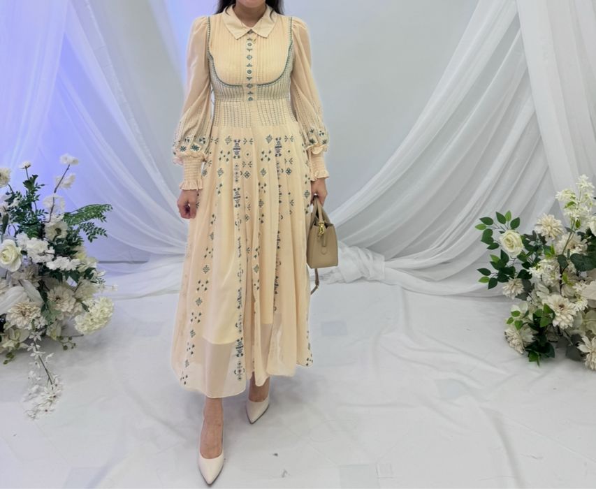 Дизайнерское платье, подчеркивает фигуру