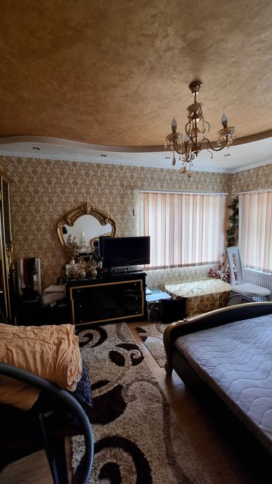 1729-Продава се двуетажна масивна къща в кв. "Варош"!