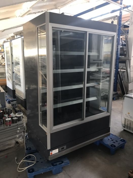 Хладилна витрина с плъзгащи се врати