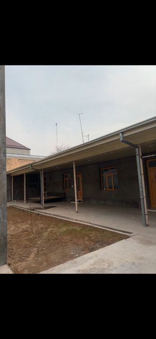 Tashmi postidan 3.5 km kirganda 3.80 sotix 6ta xona oshxona padval