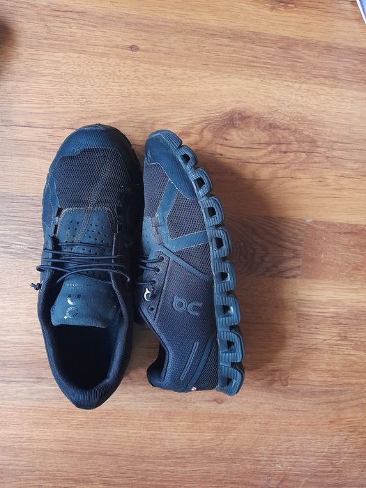 On Cloud маратонки 39 номер.