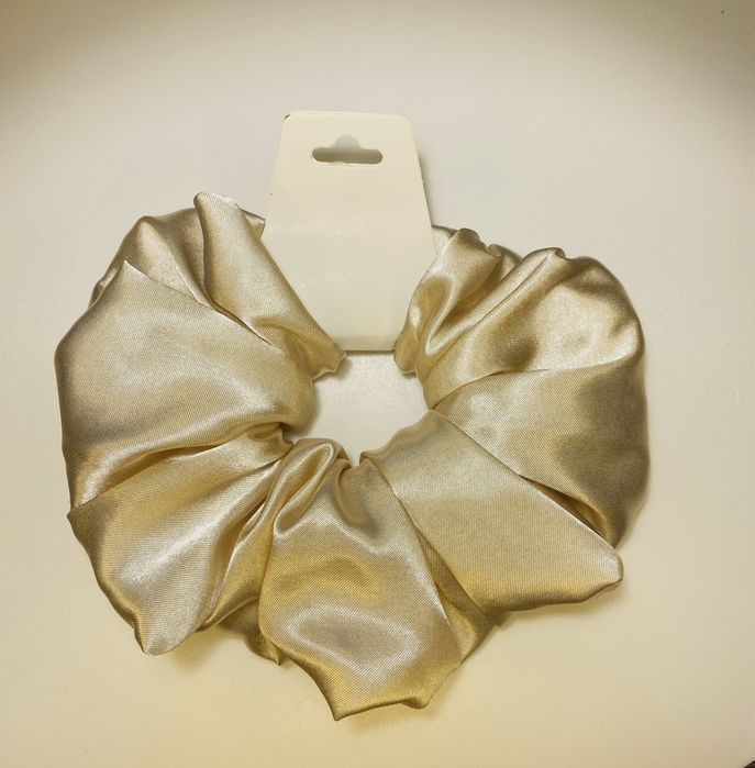 Обемно скрънчи от сатен