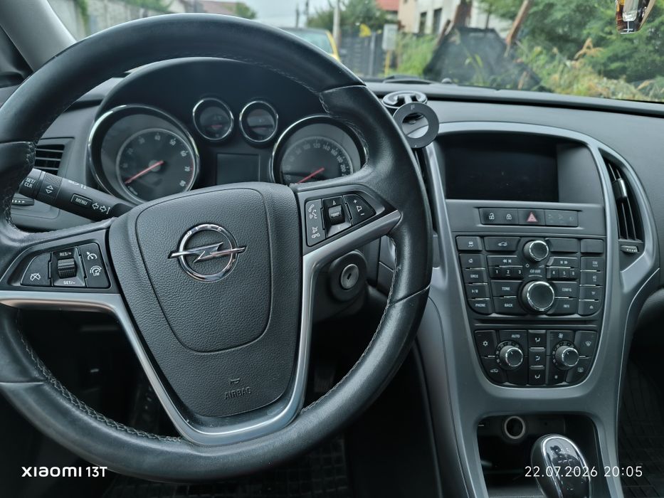 Opel Astra J berlină