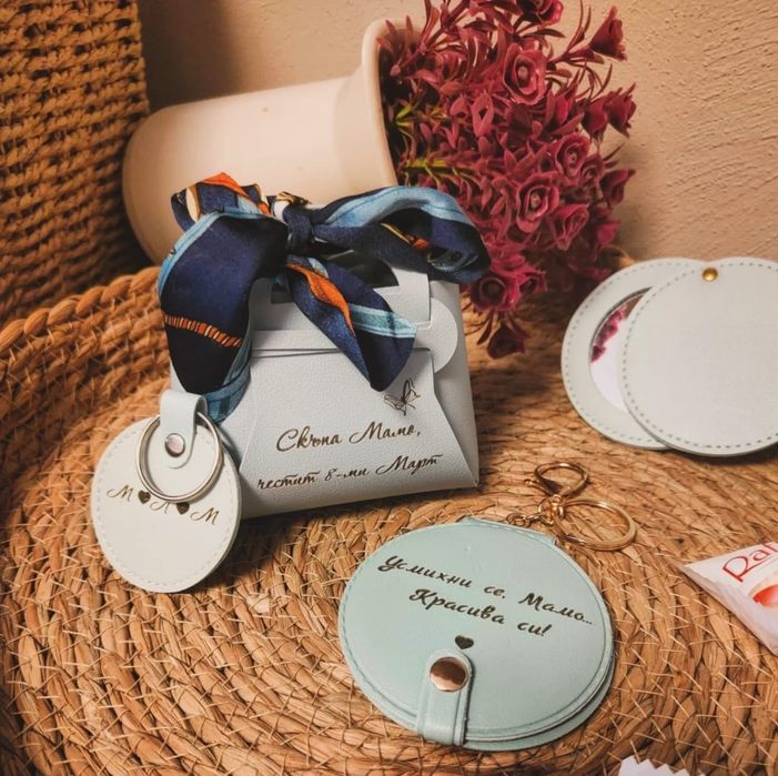 Гравирано джобно огледало и чантичка 
Два модела.  Различни цветове.