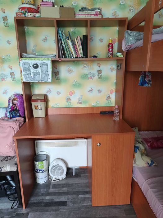 Двуетажно легло и бюро