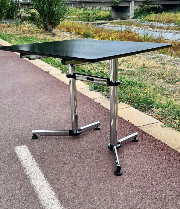 Стилна и функционална маса от висок клас USM Haller Kitos за дома офис