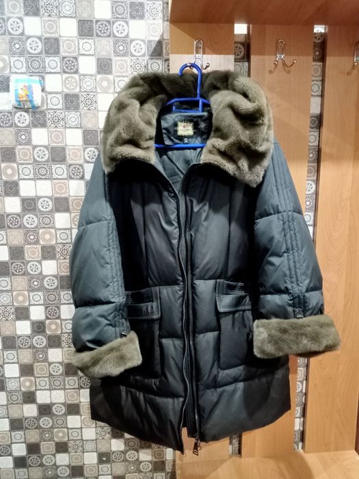 Продаю зимнию куртку женскую
