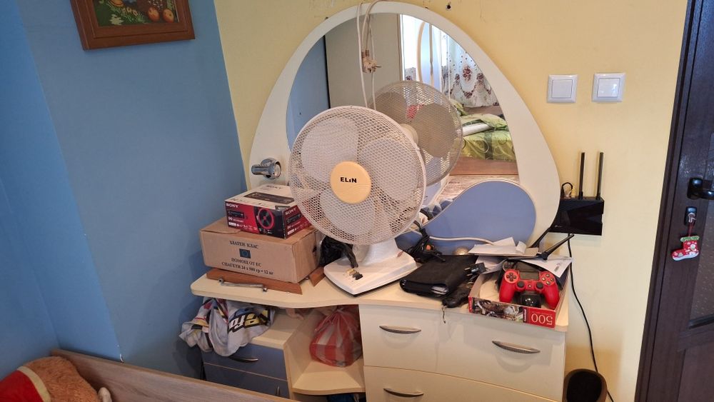 Продавам Гардероб тоалетка и нощни шкафчета