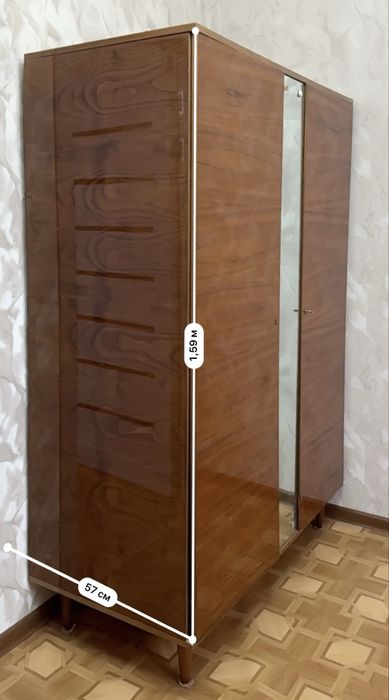 Советский шкаф из натурального дерева с зеркалом