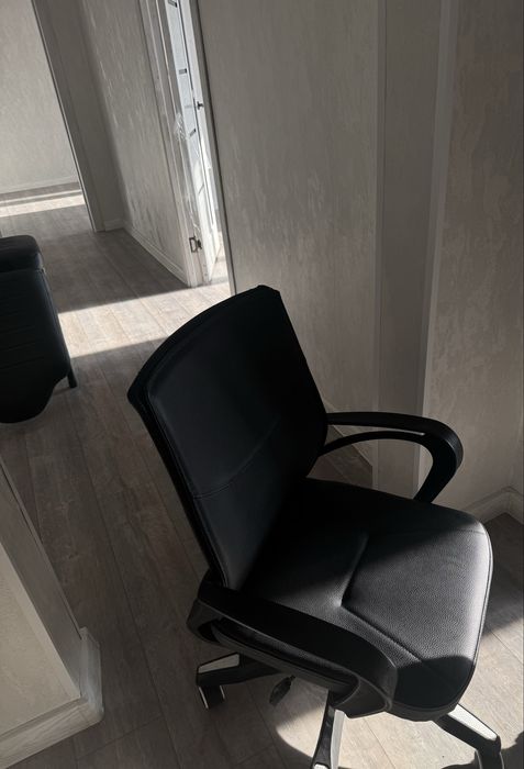 Офисный кожанный стул  , компютерный