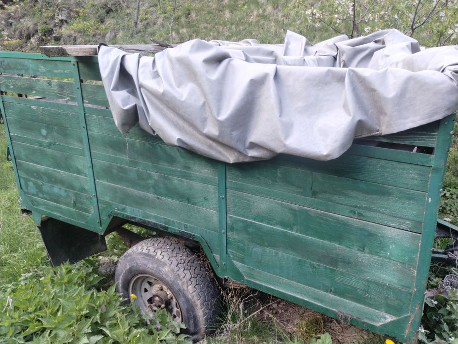 Vând remorca tractor