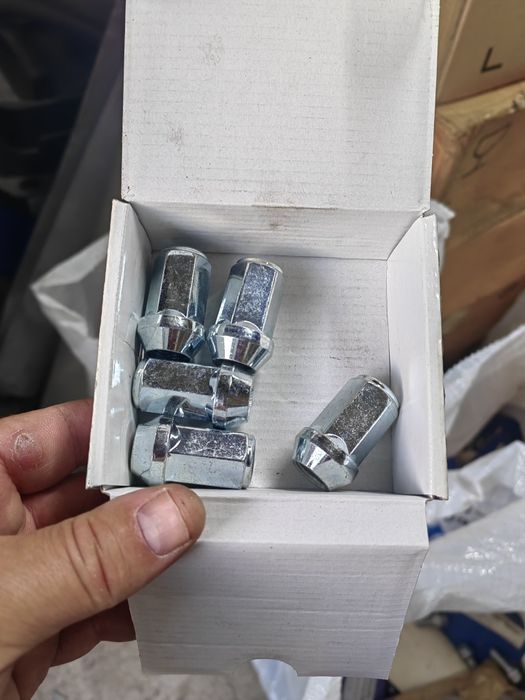 Болтове и гайки за автомобили (*нови)