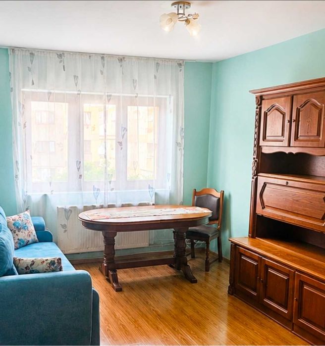 Ofer spre închiriere apartament cu 3 camere
