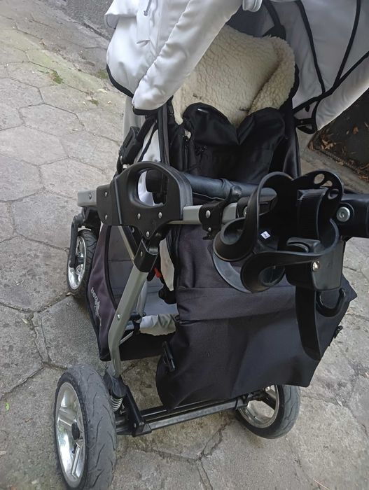 Бебешка количка бяла с черно  с летни подложки, сенник и зимно чувалче