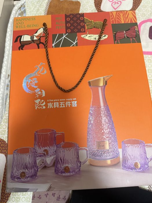 Tozza xitoy chinnisi toʻy marakalrga tugʻilgan padarkaga va boshqa bay