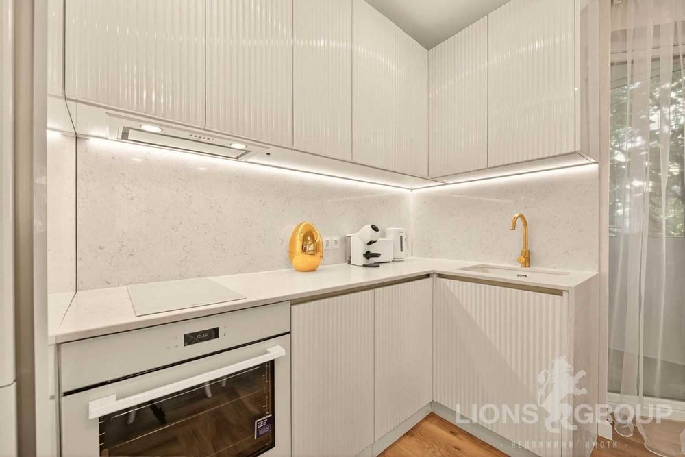 Дава се под наем Тристаен апартамент в Варна, Център - 100 кв.м за 1650 € - Снимка #1