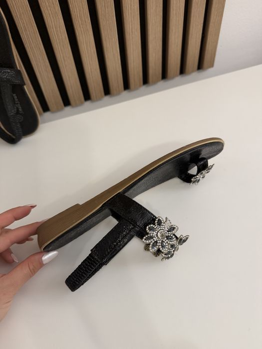 Sandale Small Swan negru cu argintiu superbe comode pentru vară