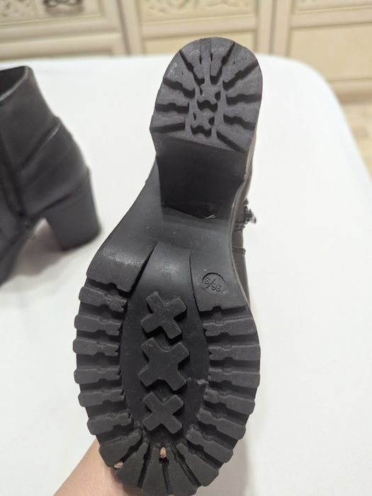 Продам стильные ботинки