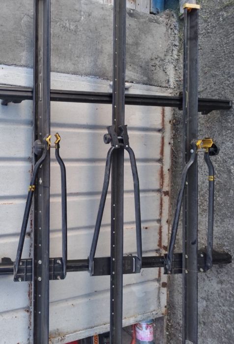 Vand suporti pentru biciclete cu montare pe barele transversale sus pe masina