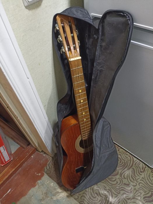 Gitara б/у sotiladi