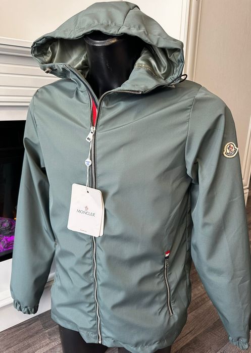 Geci impermeabile,  anti vânt și potrivite pentru zilele ploioase