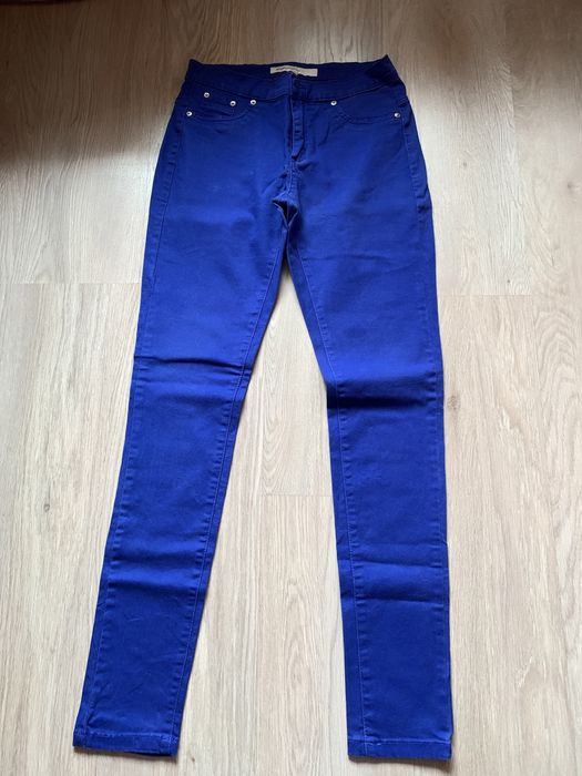 Продавам дънки за момиче /10-13 год./ или слаба жена и 2 жилетки