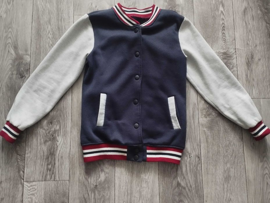 Кофта-бомбер на 9-11 лет.