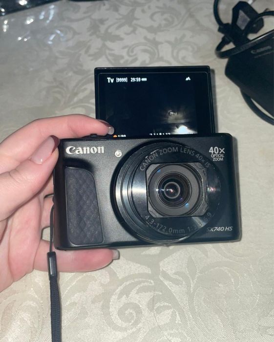 Продам камеру CANON SX740hs
